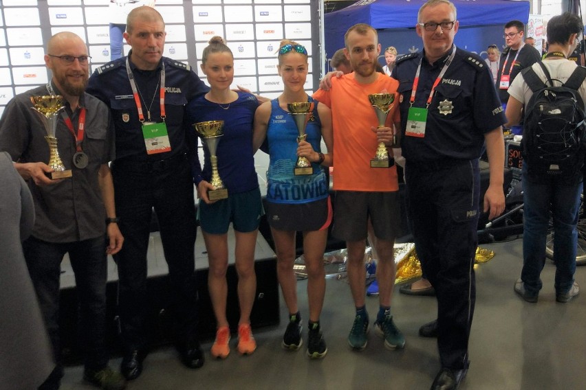 Monika Kapera i Rafał Stachowski na podium Policyjnych Mistrzostw Polski w Półmaratonie
