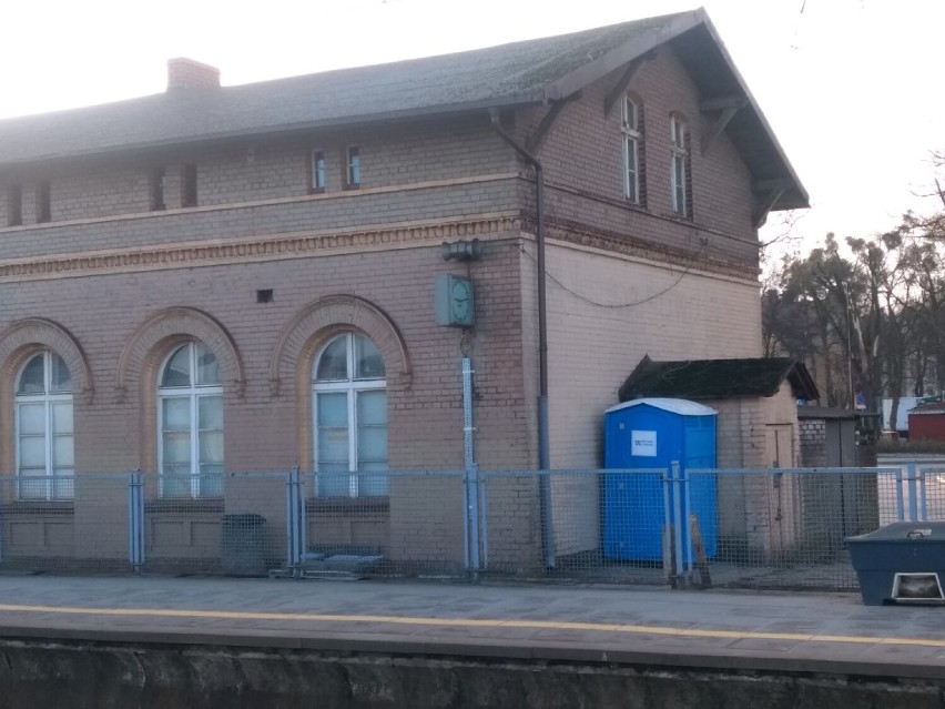 XIX-wieczny budynek dworca kolejowego w Wejherowie ma przejść modernizację. Rozpoczęcie prac budowlanych planowane jest na jesień 2022
