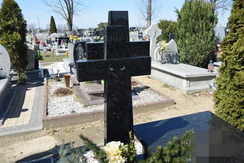 Hieny cmentarne grasują w Boguszycach? Z kilku nagrobków skradziono krzyże 