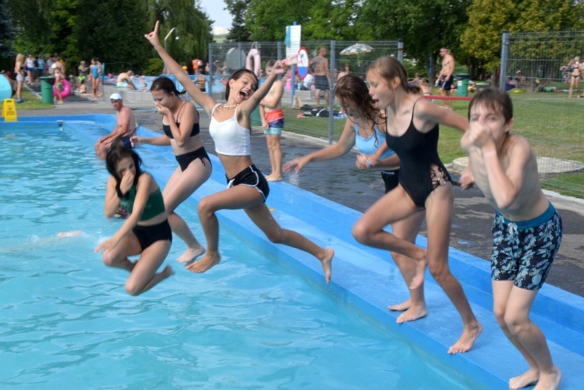 Upalny piątek na basenie letnim przy ulicy Szczecińskiej w Kielcach. Mieszkańcy chłodzili się w wodzie. Zobacz zdjęcia 