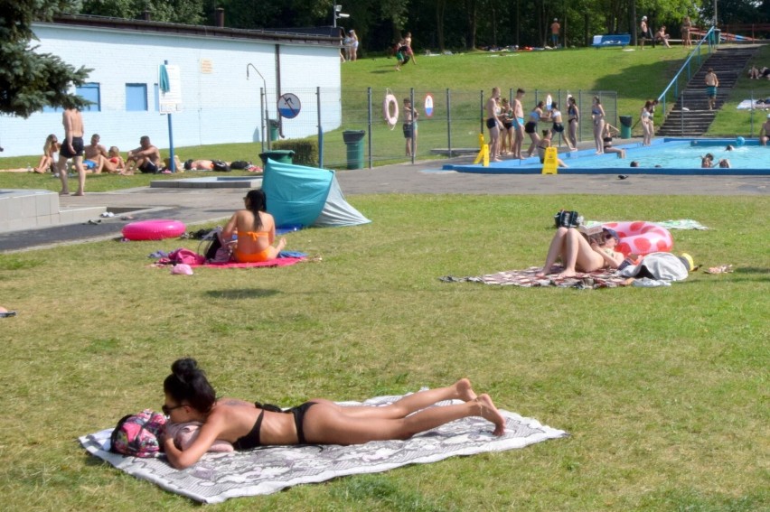 Upalny piątek na basenie letnim przy ulicy Szczecińskiej w Kielcach. Mieszkańcy chłodzili się w wodzie. Zobacz zdjęcia 