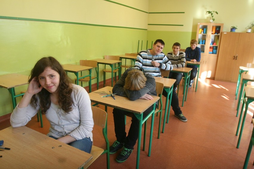Gimnazjaliści z Rybnika po drugim dniu próbnych egzaminów. Pytania były trudniejsze niż wczoraj!