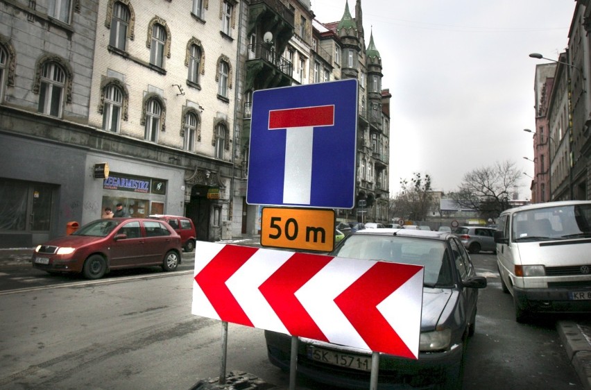 Nieprzejezdny jest plac Szewczyka w Katowicach, a fragmenty przyległych ulic zamknięte [MAPY I FOTO]