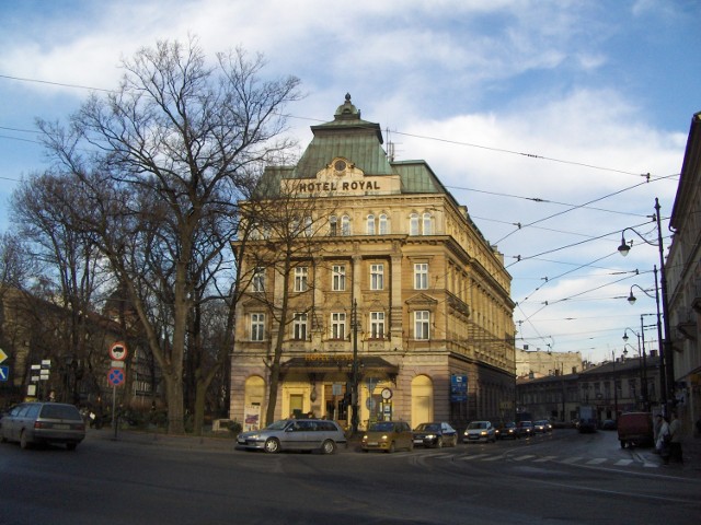 HOTEL ROYAL
ul. świętej Gertrudy 26-29
31-048 Kraków

Pakiet „Polska zobacz więcej – weekend za pół ceny” obowiązuje w terminie:
23-25.09.2016 roku oraz 18-20.11.2016 roku.
 
Pakiet zawiera do wyboru:
Pokój 1 osobowy lux w cenie 203 zł / doba ze śniadaniem
Pokój 1 osobowy standard w cenie 182 zł / doba ze śniadaniem
Pokój 2 osobowy lux w cenie 266 zł / doba ze śniadaniem
Pokój 2 osobowy standard w cenie 245 zł / doba ze śniadaniem
Dodatkowo:
Kawa/Herbata ciastko 8 zł
Bezprzewodowy internet
Promocja na hasło „Polska zobacz więcej – weekend za pół ceny”.