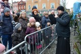 Na Placu Pokoju stanęła Żywa Szopka, która cieszy się dużym zainteresowaniem nie tylko dzieci