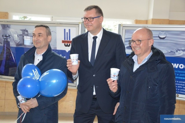 Mariusz Marciniak (w środku) został prezesem zarządu Miejskiego Przedsiębiorstwa Wodociągów i Kanalizacji we Włocławku w styczniu 2017 roku. W czerwcu 2022 podał się do dymisji.