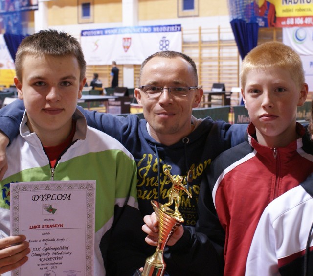 Podopieczni Witolda Chylińskiego (w środku) z LUKS Straszyn (od lewej) Mateusz Wozbanowicz i Michał Jakusz zagrają w mistrzostwach kraju kadetów