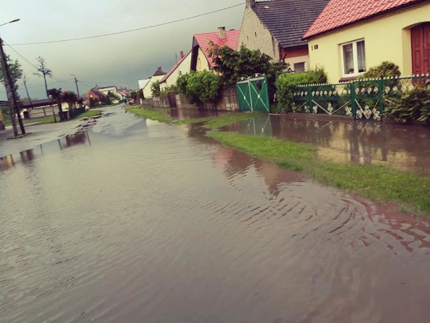 Skutki ulewy w powiecie ostrowskim. Zalane ulice, budynki i posesje