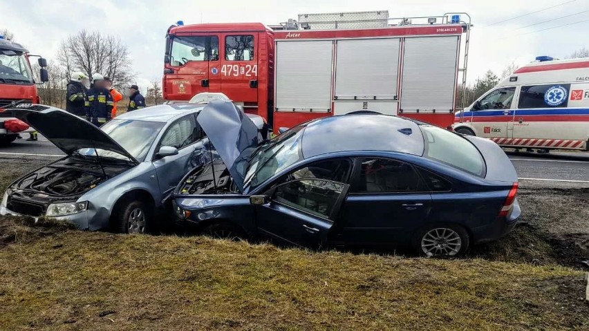 Wypadek w Solcu na drodze krajowej nr 74 koło Opoczna. Dwie osoby ranne, droga zablokowana [ZDJĘCIA]