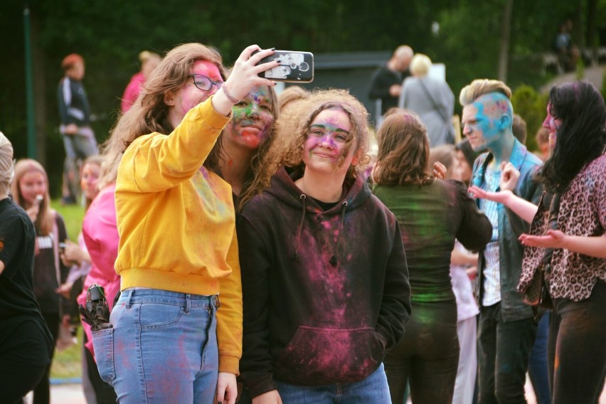 W parku rozrywki odbył się festiwal kolorów. Zobaczcie