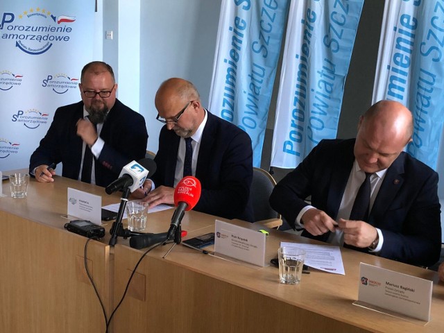 Podpisanie porozumienia - od lewej burmistrz Białego Boru Paweł Mikołajewski, starosta Krzysztof Lis i prezydent Szczecina Piotr Krzystek
