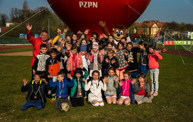 Dzieci z SP Sztynwag dobrze bawiły się podczas turnieju w Świeciu. Trener Sławomir Piłat stoi w trzecim rzędzie, pierwszy od lewej