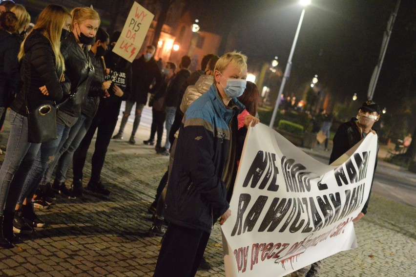 To już szósty protest kobiet w Rawiczu. Do demonstrantów dołączyli motocykliści [ZDJĘCIA]