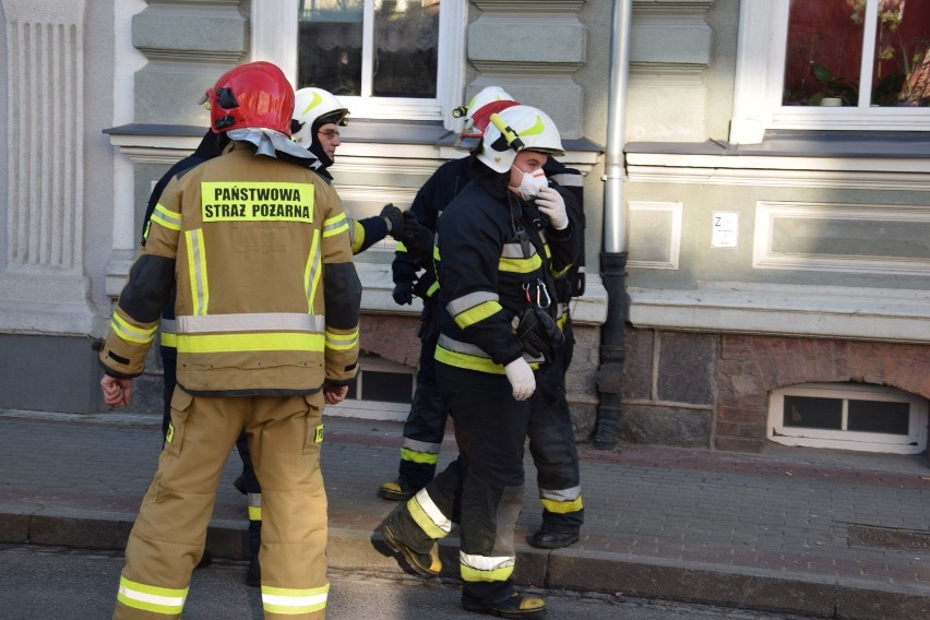 Pożar kamienicy w centrum Szczecinka . Ewakuowano 7 osób [zdjęcia]