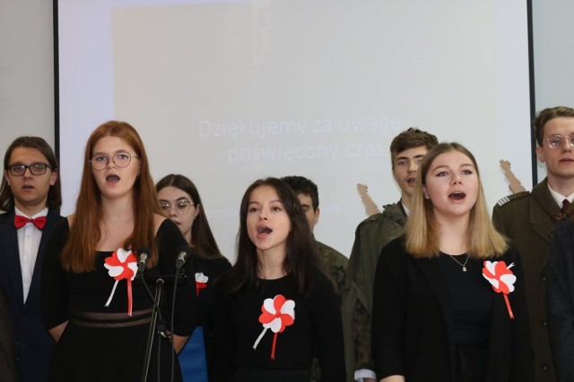 Obchody 103. rocznicy odzyskania przez Polskę Niepodległości. Uczniowie jędrzejowskiego "Konarskiego" pamiętają.
