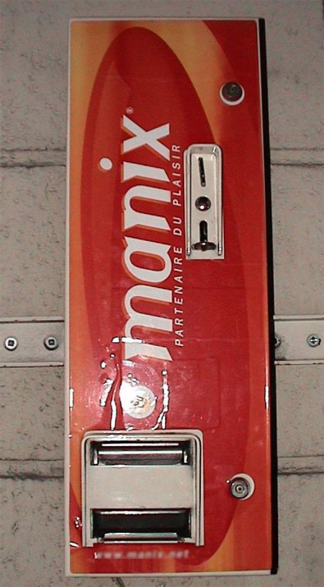 Uliczny automat do dystrybucji prezerwatyw/Fot.Paulina Plizga