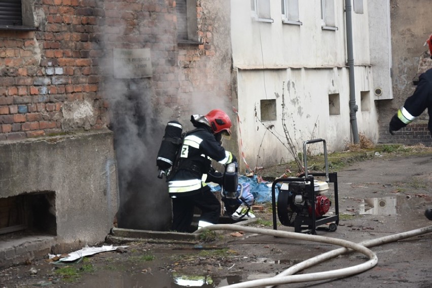 Pożar piwnicy przy ulicy Złotoryjskiej w Legnicy [ZDJĘCIA]