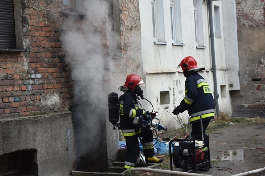 Pożar piwnicy przy ulicy Złotoryjskiej w Legnicy [ZDJĘCIA]