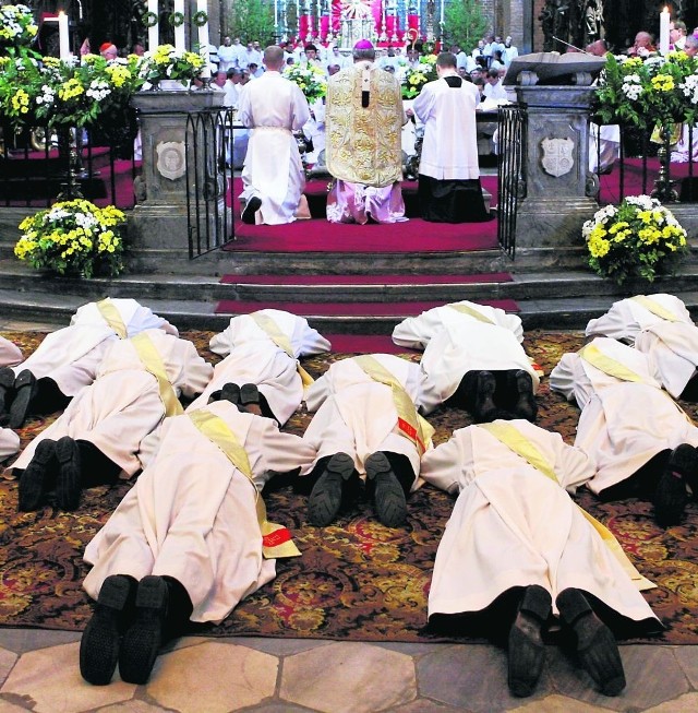 Diakoni i młodzi kapłani trafią do pomorskich parafii