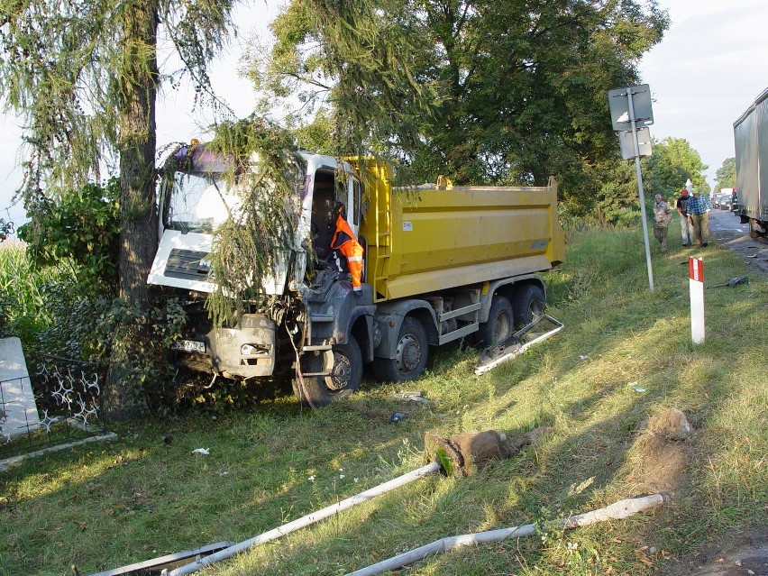 W Niemojewie zderzyły się aż cztery auta. Kierowca mana zjechał z jezdni i uderzył w drzewo