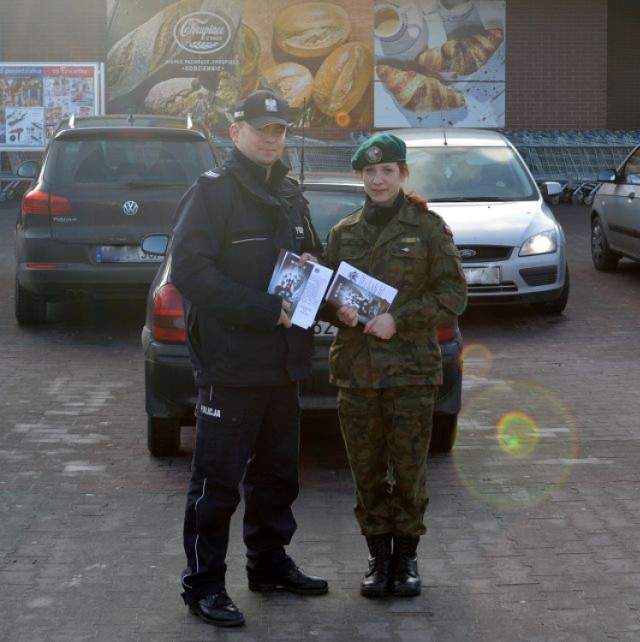 Policjanci, strażnicy miejscy i uczniowie PUL przypominali o bezpieczeństwie podczas przedświątecznych zakupów