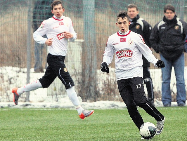 Nowy napastnik Widzewa Mariusz Rybicki (od prawej) będzie grał z nr 17