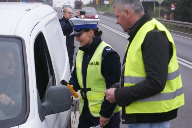 Policja w Kaliszu prowadziła akcję "Trzeźwość". Policjanci rozdawali alkotesty