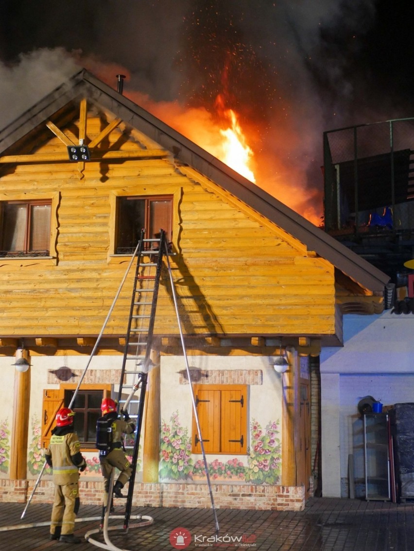 Michałowice. Pożar znanego sklepu. Płonęły Delikatesy Staropolskie, wielogodzinna i trudna akcja strażaków [ZDJĘCIA]