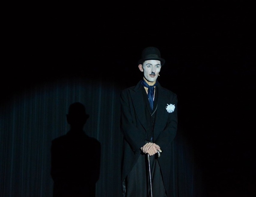 "Być jak Charlie Chaplin" - Mateusz Deskiewicz zaprezentował swój monodram w Sali Widowiskowej w Białej Podlaskiej [ZOBACZ ZDJĘCIA]