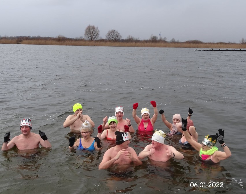  Królewskie morsowanie Chełmskich Morsów nad zalewem Żółtańce. Zobacz zdjęcia