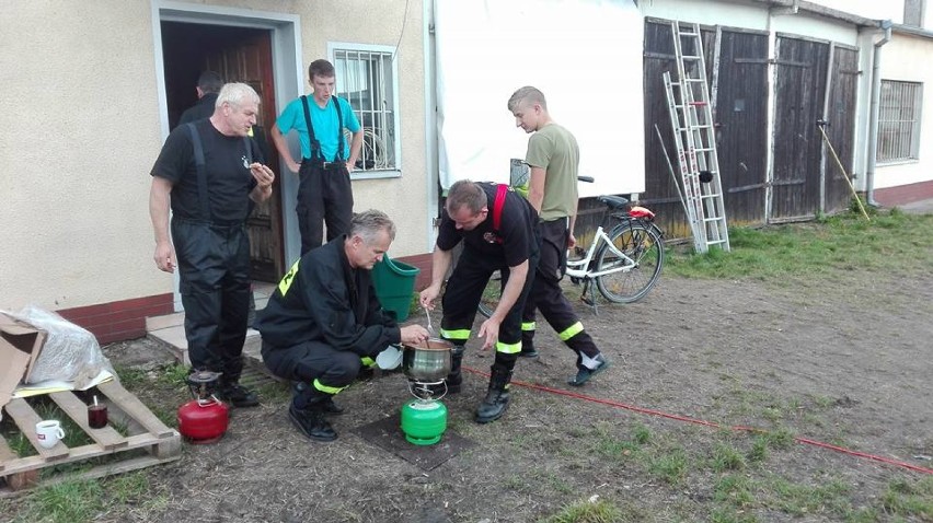 Strażacy z powiatu kaliskiego pomagają ofiarom nawałnicy
