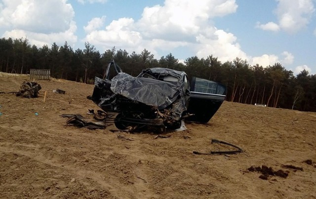 Kierowca chevroleta, który w piątek, 25 maja, roztrzaskał się o wiadukt na S3 na odcinku Nowa Sól-Nowe Miasteczko miał ogromną prędkość. Samochód mógł jechać nawet 200 km/h.

– Cały czas trwają ustalenia dotyczące wypadku – mówi st. sierż. Justyna Sęczkowska, rzeczniczka nowosolskiej policji. Policjanci zajmujący się śmiertelnym zdarzeniem czekają na informację od dolnośląskiej policji dotyczące danych kierującego, który zginał w wypadku.

Wiadomo, że chevrolet jechał w kierunku Nowej Soli. Rozpędzone auto wypadło z drogi i z ogromną siłą uderzyło w betonowy wiadukt w budowie. Prędkość auta była ogromna. Chevrolet mógł jechać nawet 200 km/h. Uderzenie auta o wiadukt było potężne. Z chevroleta nic nie zostało. Samochód w dodatku wyleciał na wzniesienie za wiaduktem i tam upadł. Kierowca zginął na miejscu.

Nowosolscy policjanci cały czas ustalają jak doszło do wypadku, na asfalcie nie było śladów hamowania.

Zobacz też wideo: KRYMINALNY CZWARTEK - 24.05.2018 - Szaleniec z nożem ranił dwie kobiety, mógł zabić nawet 9 osób. Nożownik został obezwładniony przez policjantów i świadków


POLECAMY ODCINKI "KRYMINALNEGO CZWARTKU":


