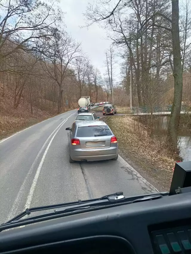 Potrącenie kobiety na skuterze na drodze ze Ścinawki Średniej do Radkowa. Służby w drodze, ruch wahadłowy