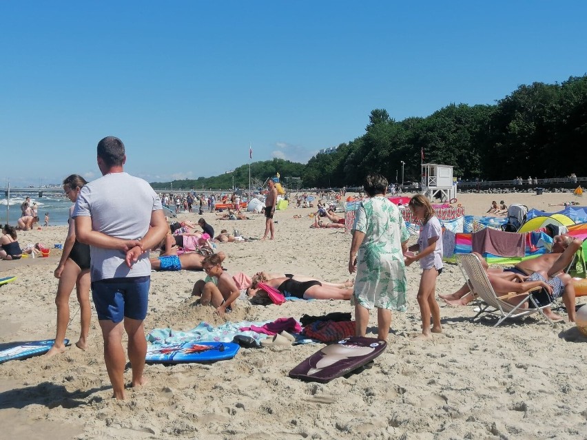 Tłumy plażowiczów w Kołobrzegu. Tak wygląda początek wakacji [ZDJĘCIA]