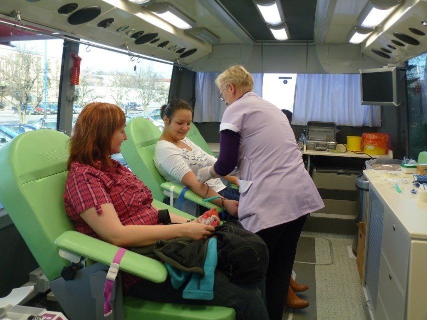 Oddają krew w specjalnym ambulansie pod Urzędem Miasta