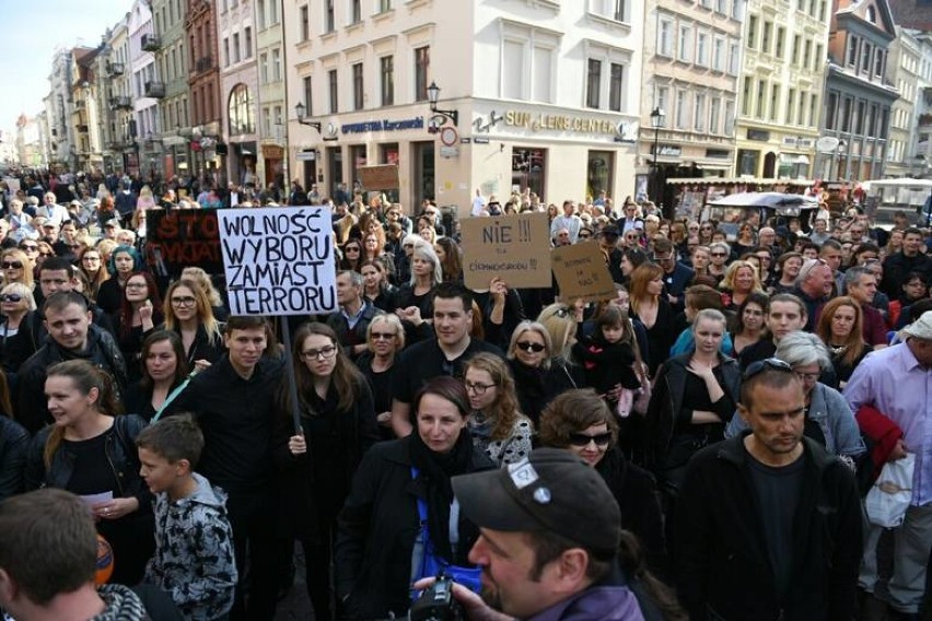 Czarny protest w Toruniu