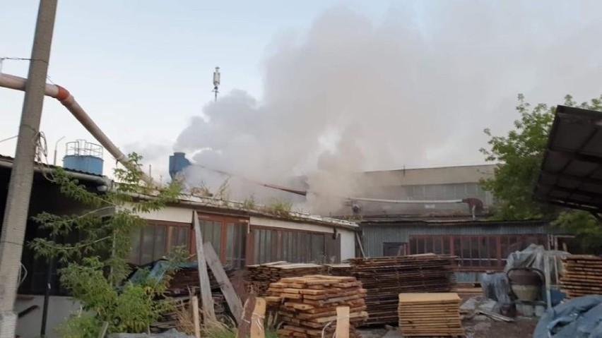 Ogień w stolarni w Skarżysku. Poranna akcja strażaków (ZDJĘCIA) 