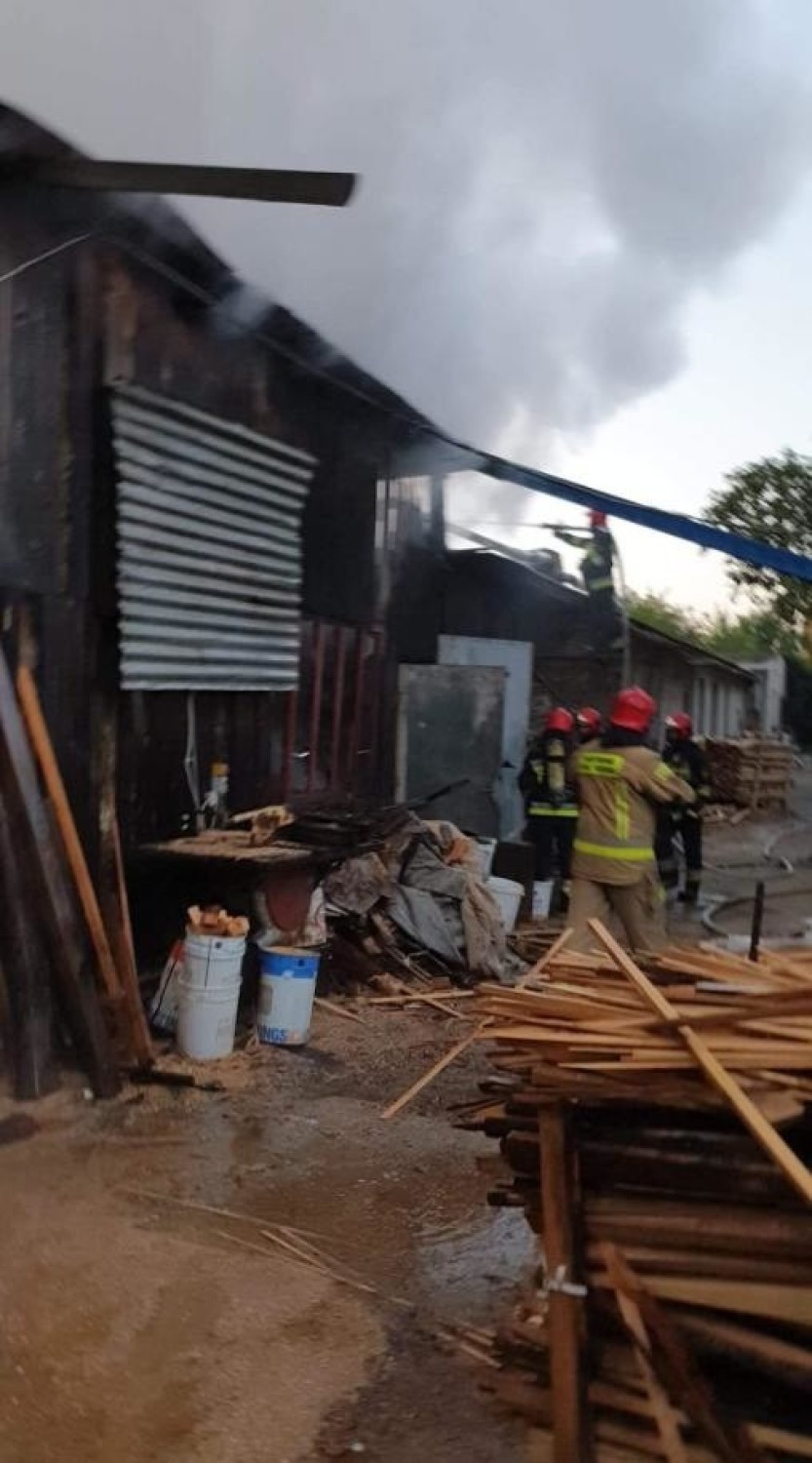 Ogień w stolarni w Skarżysku. Poranna akcja strażaków (ZDJĘCIA) 