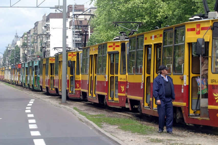 Tramwaje Warszawa. Uwaga! Utrudnienia w Centrum. Stanęła...