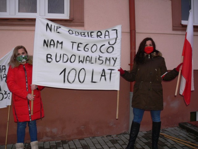 Od lewej. W obronie szkoły protestowały pani Anna i Beata.