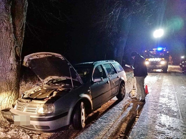 Kierujący vw, chcąc uniknąć czołowego zderzenia, zjechał na pobocze i uderzył w przydrożne drzewo