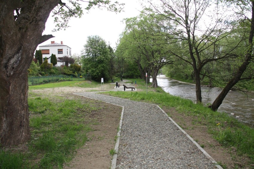 Bulwar nad Jasiołką. W Dukli powstało nowe miejsce do wypoczynku nad wodą [ZDJĘCIA]