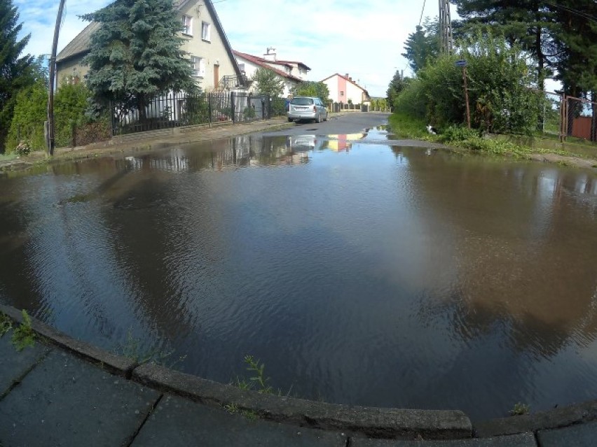 Nowy Dwór Gdański. Ulice zalane po porannej ulewie