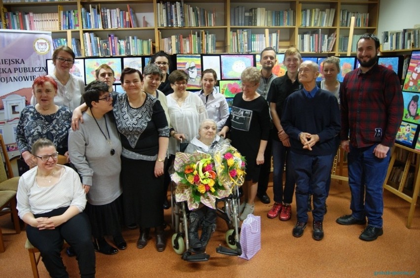 W czytelni biblioteki zorganizowano wystawę prac Anny Podlawskiej