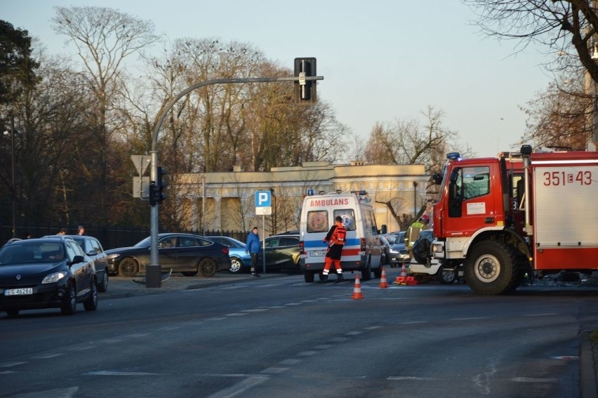 Wypadek koło poczty. Utrudnienia na skrzyżowaniu [ZDJĘCIA]