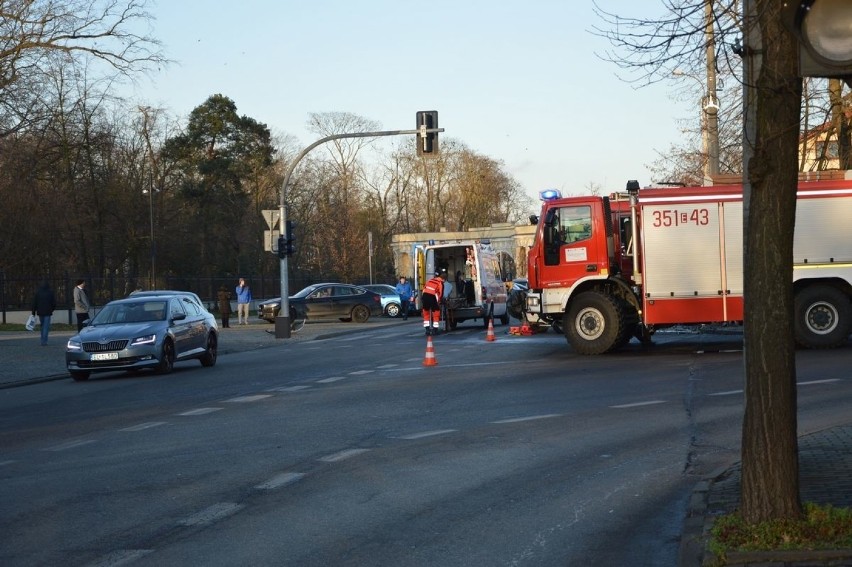 Wypadek koło poczty. Utrudnienia na skrzyżowaniu [ZDJĘCIA]