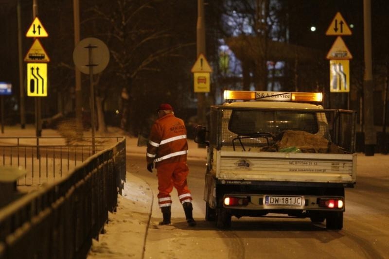 Wrocław: Nocne lodowisko na ulicach (ZDJĘCIA, FILM)