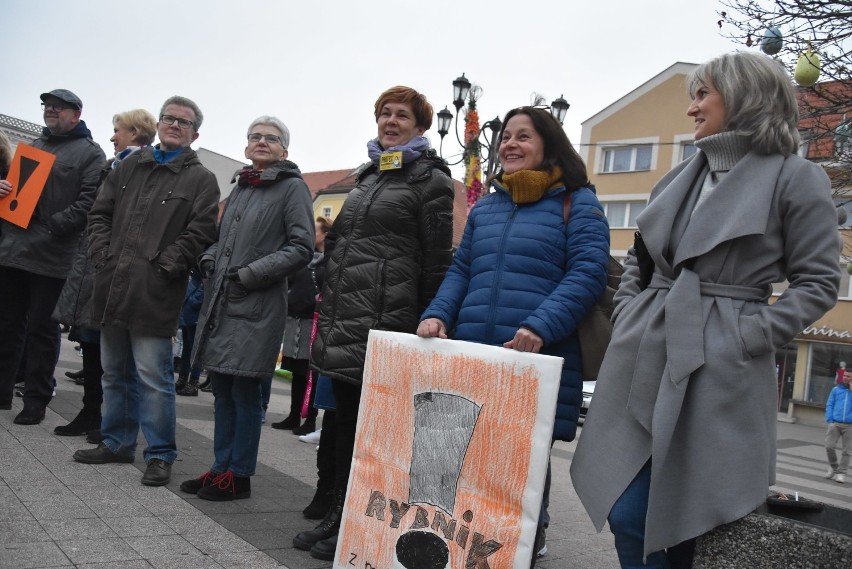 Rybnik popiera nauczycieli! Setki osób na rybnickim rynku! Światełko z Wykrzyknikiem dla Nauczycieli