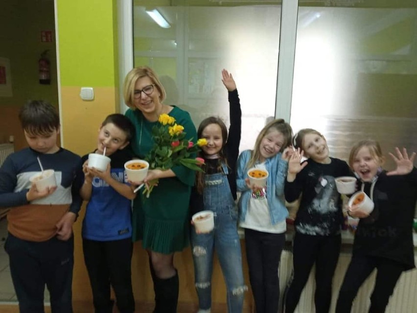 Uczniowie SSP w Słowinie obchodzili Dzień Kobiet. Chłopcy wręczyli prezenty koleżankom z klasy