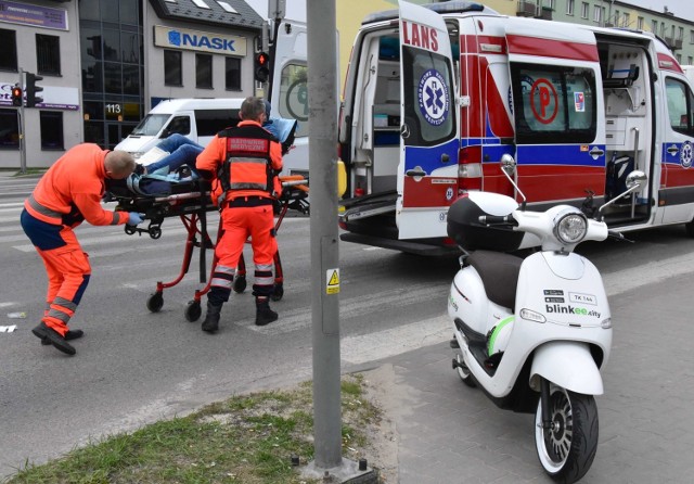 Wypadek w centrum Kielc - ratownicy pogotowia zabierają rannego do szpitala